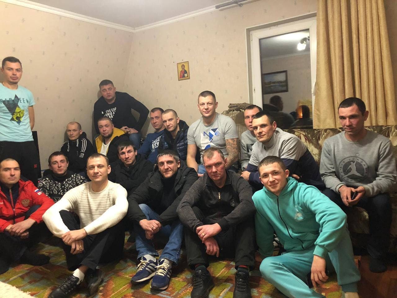 Жители и команда адаптационного дома